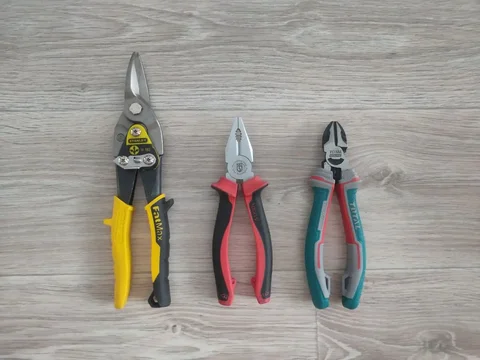 Набор инструментов: пассатижи, бокорезы, ножницы по металлу - Инструменты в Северск