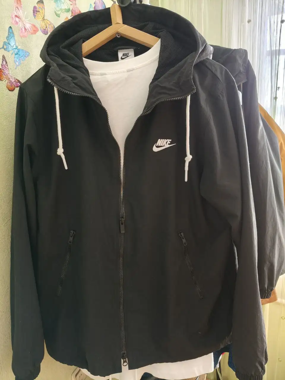 Продам брендовую ветровку с капюшоном - Верхняя одежда (Одежда) в Томск