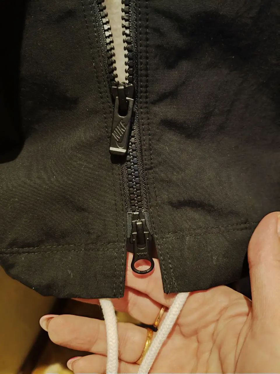 Продам брендовую ветровку с капюшоном - Верхняя одежда (Одежда) в Томск