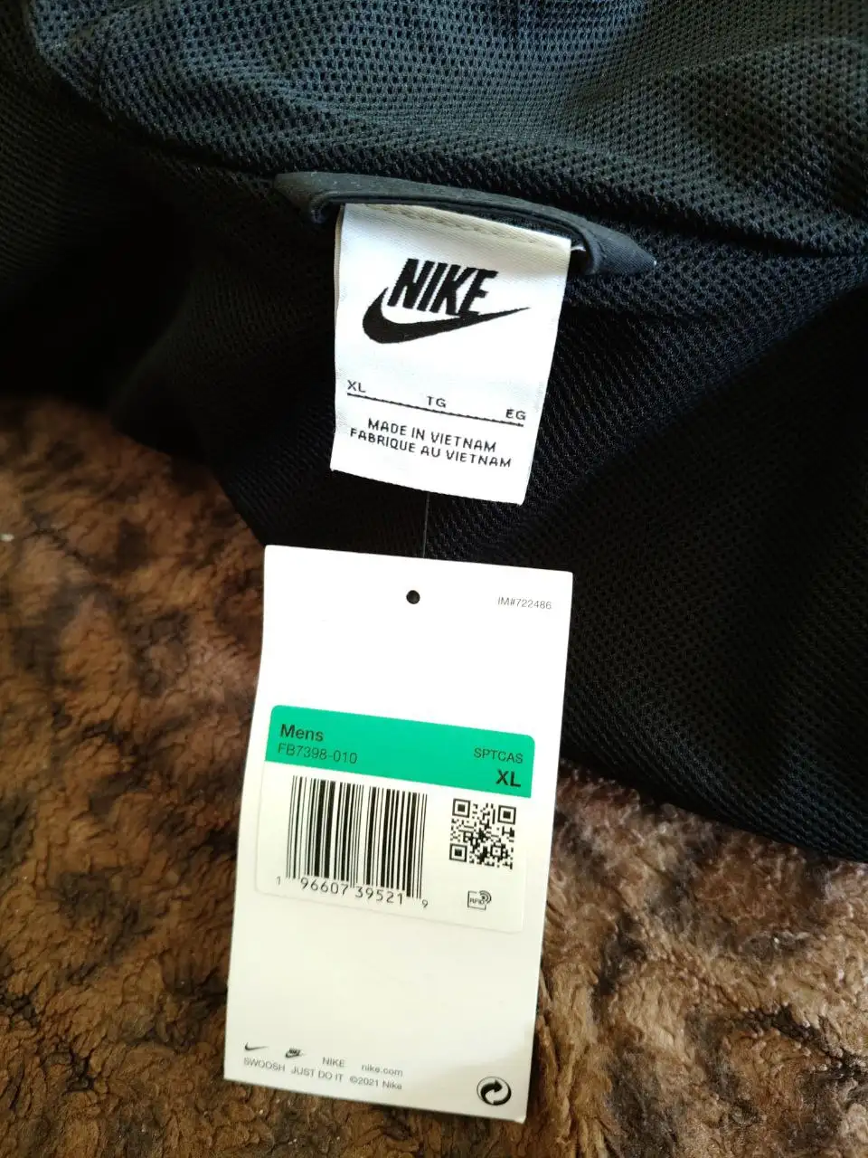 Продам брендовую ветровку с капюшоном - Верхняя одежда (Одежда) в Томск