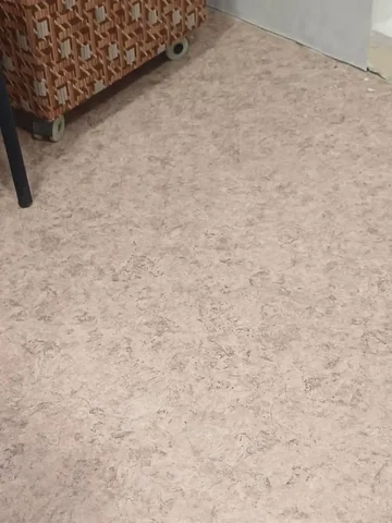 Продажа б/у линолеума с потертостями - Строительные и отделочные материалы в Томск