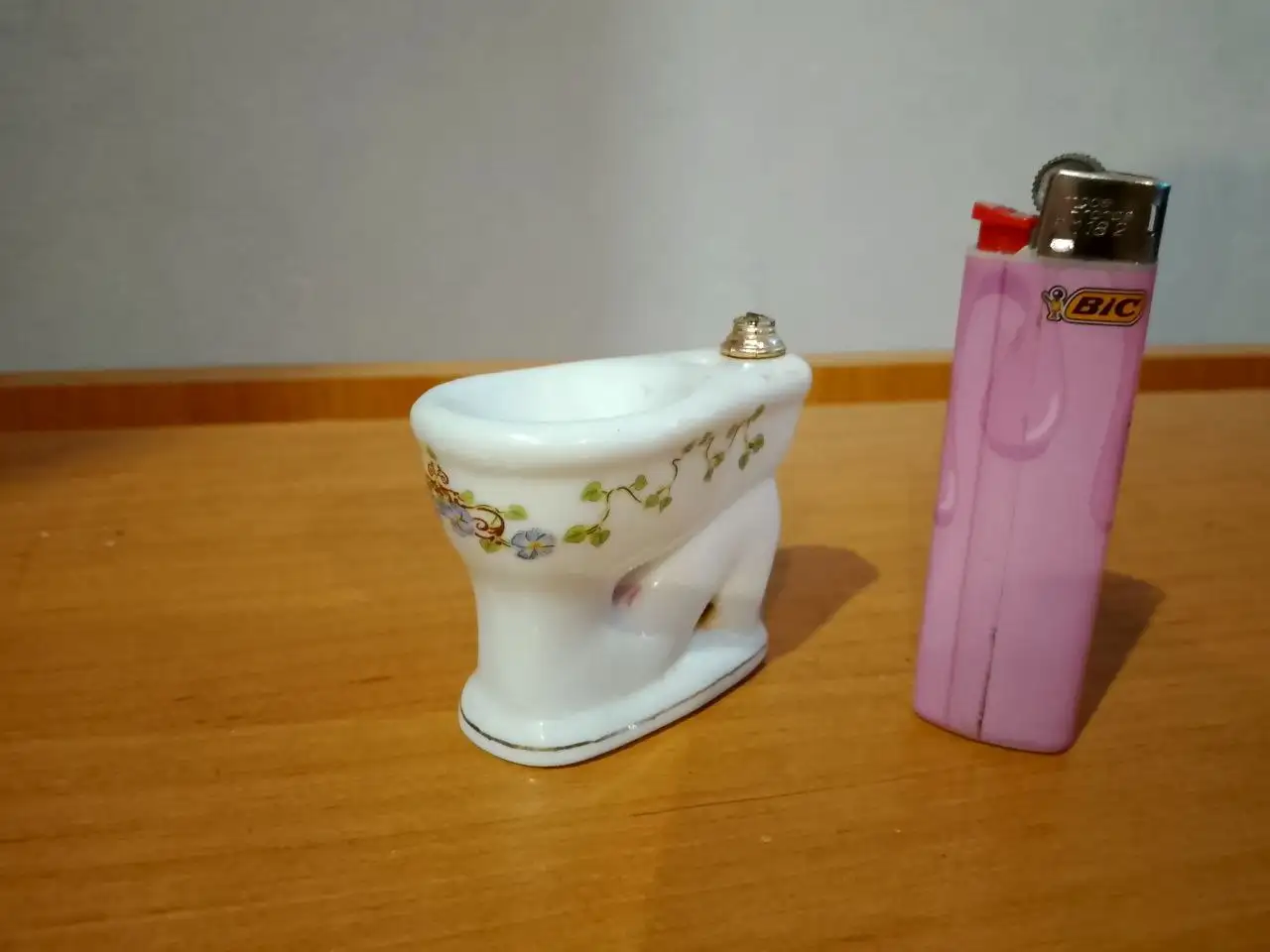 Продам унитаз фарфор и набор машинок - Барахолка в Томск