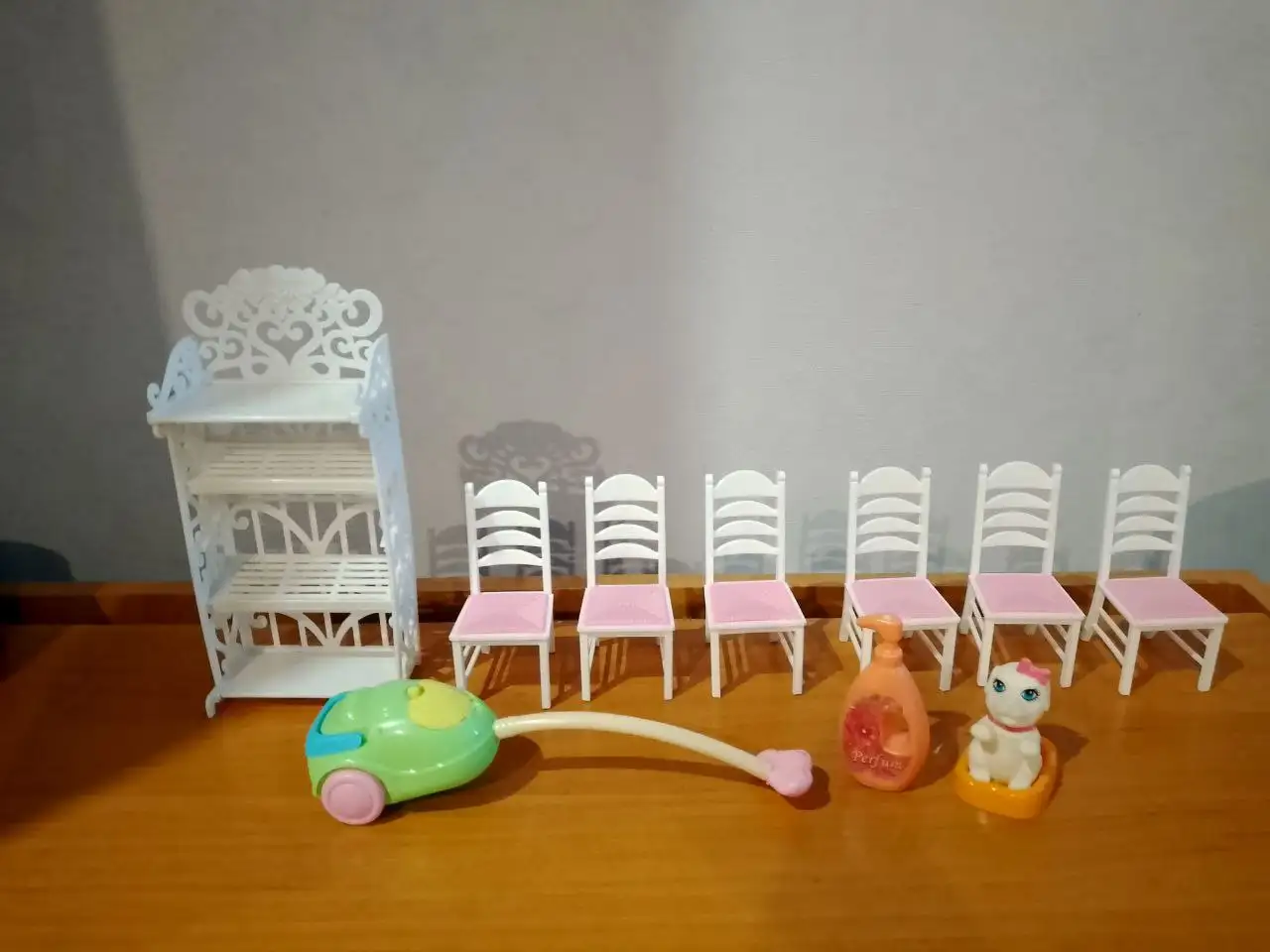 Продам унитаз фарфор и набор машинок - Барахолка в Томск