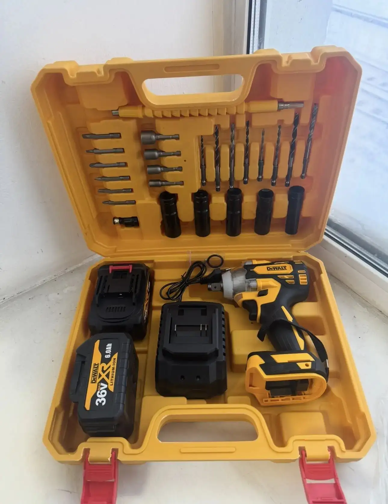 Продам Гайковерт с набором - Инструменты (Барахолка) в Томск