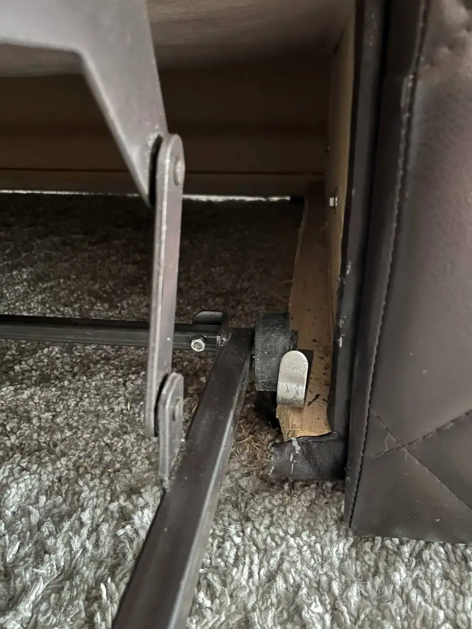 Продажа дивана с повреждениями - Мебель (Барахолка) в Томск