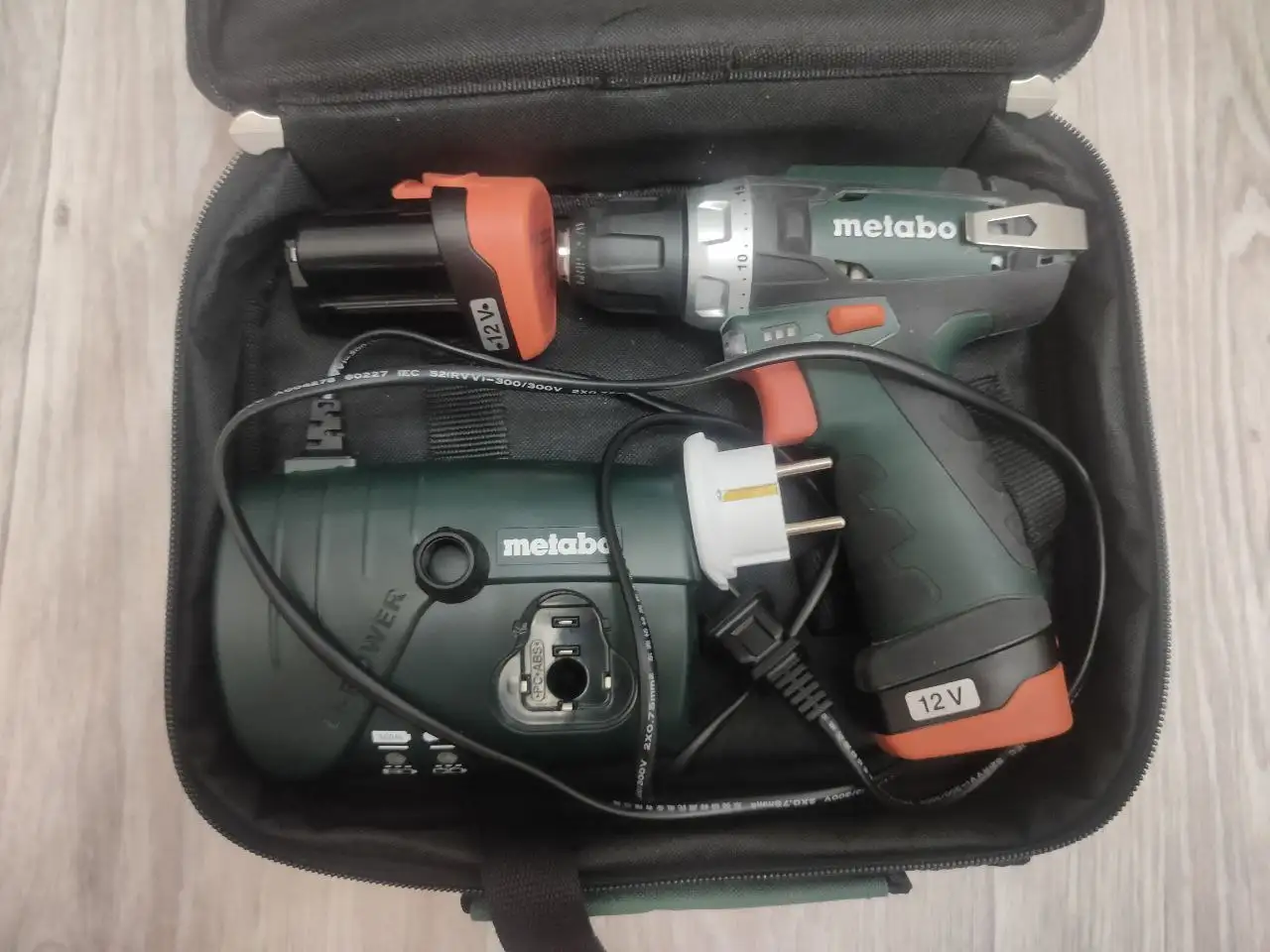 Шуруповерт Metabo 12V с кейсом и аккумуляторами - Инструменты (Барахолка) в Томск