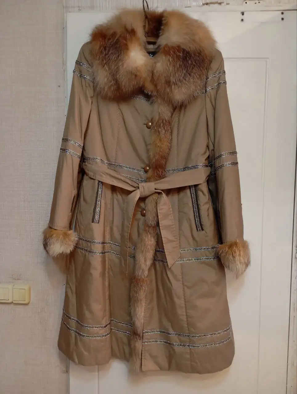 Женское пальто Engoide с натуральным мехом енота - Верхняя одежда (Одежда) в Томск