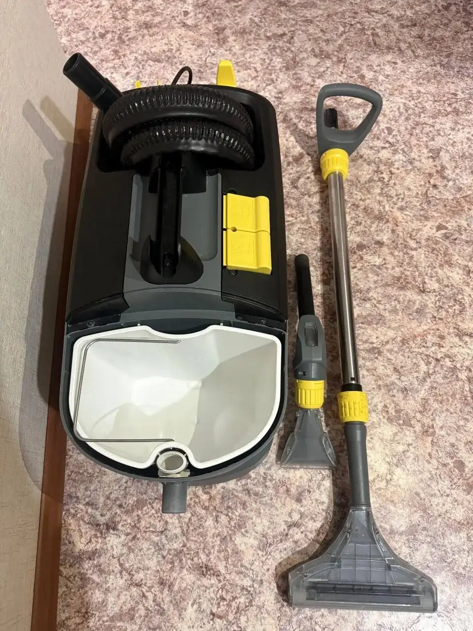 Продаётся моющий пылесос Kärcher Puzzi 10/1 - Барахолка в Томск