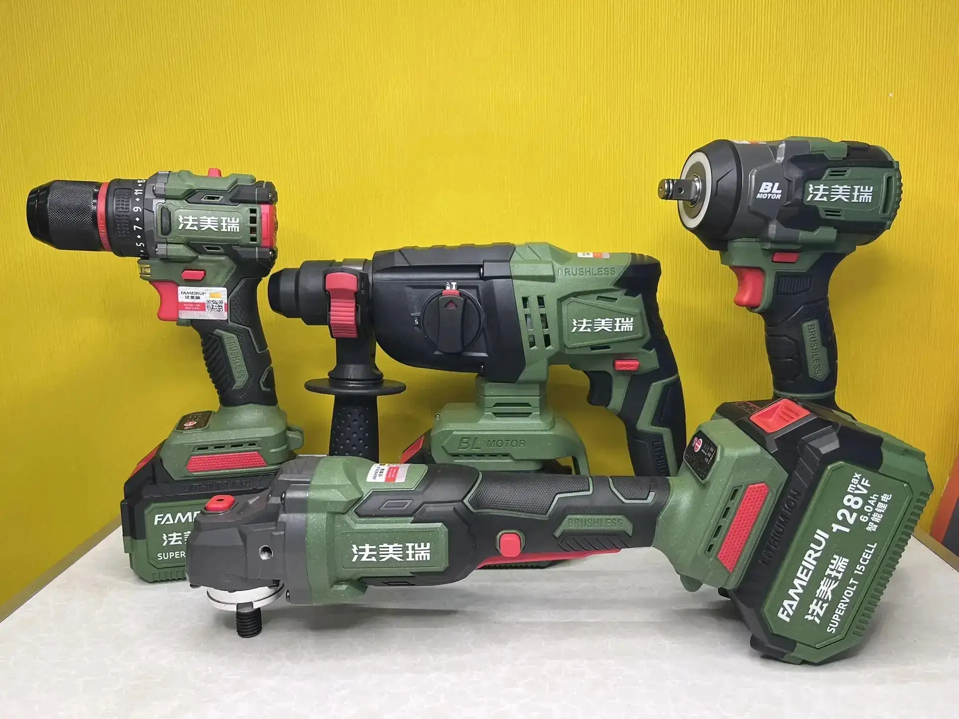 Продам набор электроинструментов 4 в 1 - Инструменты (Барахолка) в Томск