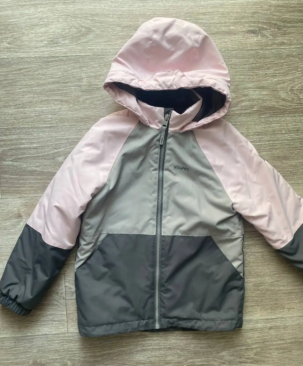 Демисезонный костюм размер 122 - Детская одежда (Одежда) в Томск