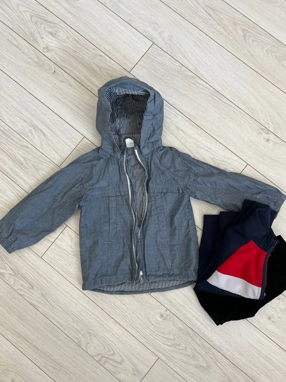 Пакет вещей на мальчика 98 (ветровка и вельветовые штаны hm, олимпийка) - Одежда (Товары для детей) в Томск