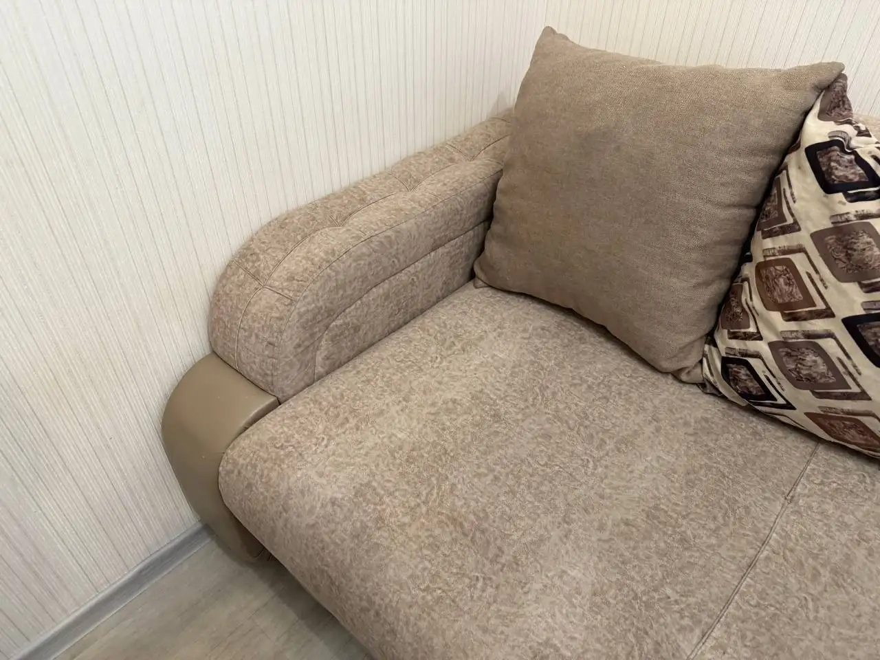 Продам диван 160x200 с подушками и отсеком для хранения - Барахолка в Томск