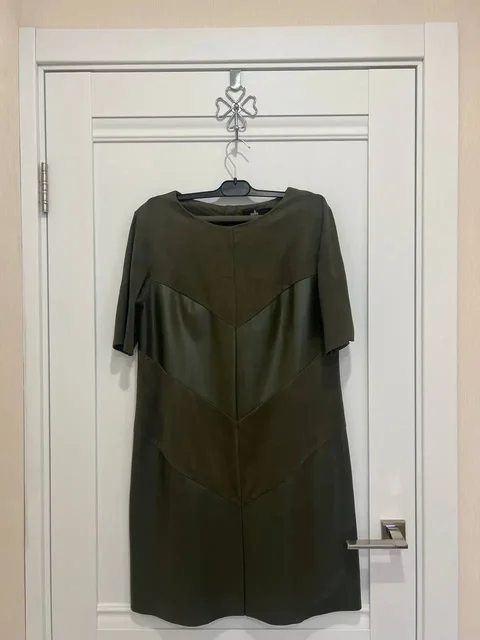 Платье Zolla цвет хаки с эко-кожей - Кроссовки в Томск