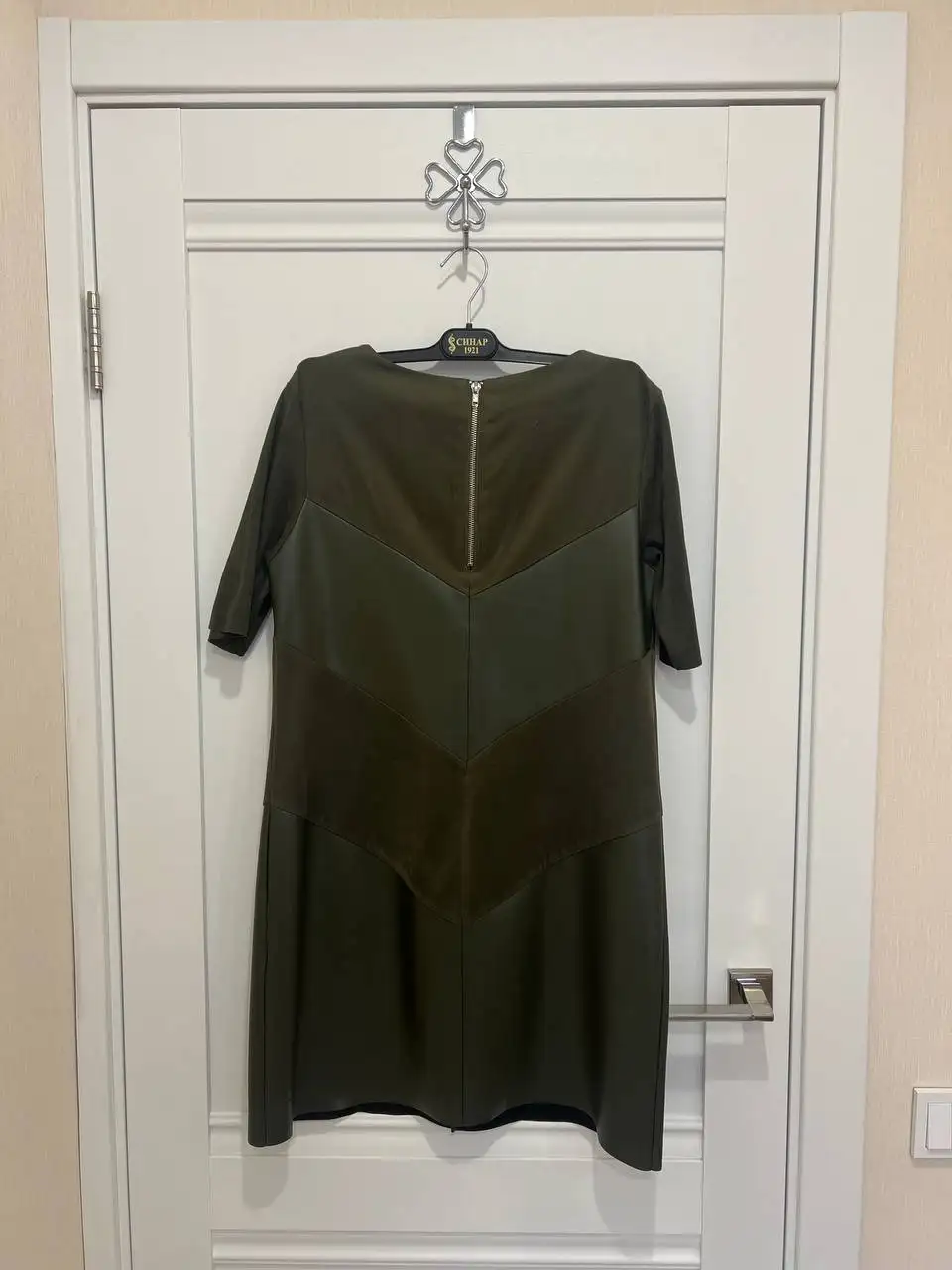 Платье Zolla цвет хаки с эко-кожей - Женская одежда (Одежда) в Томск