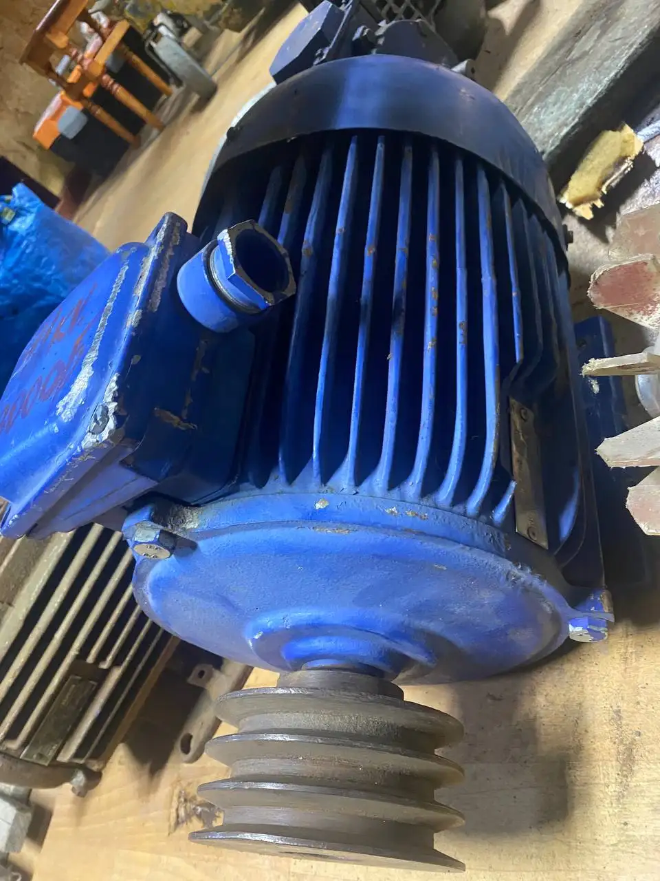 Продам электродвигатель 11 кВт 3000 оборотов - Барахолка в Томск