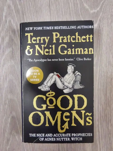 Книга Благие знамения на английском - Виниловые пластинки в Томск