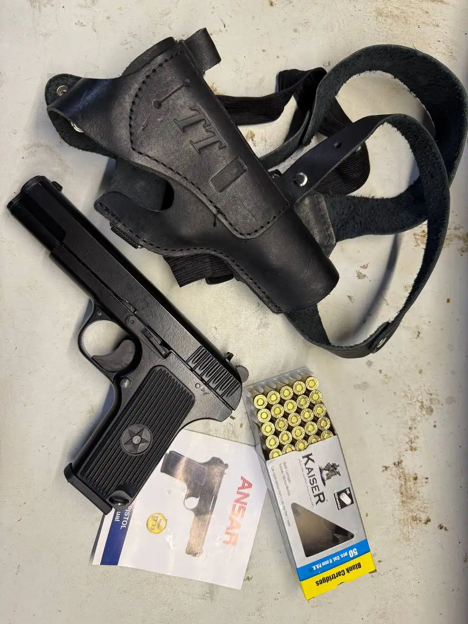 Продам свето-шумовой пистолет с комплектом - Оружие и аксессуары (Хобби и отдых) в Томск