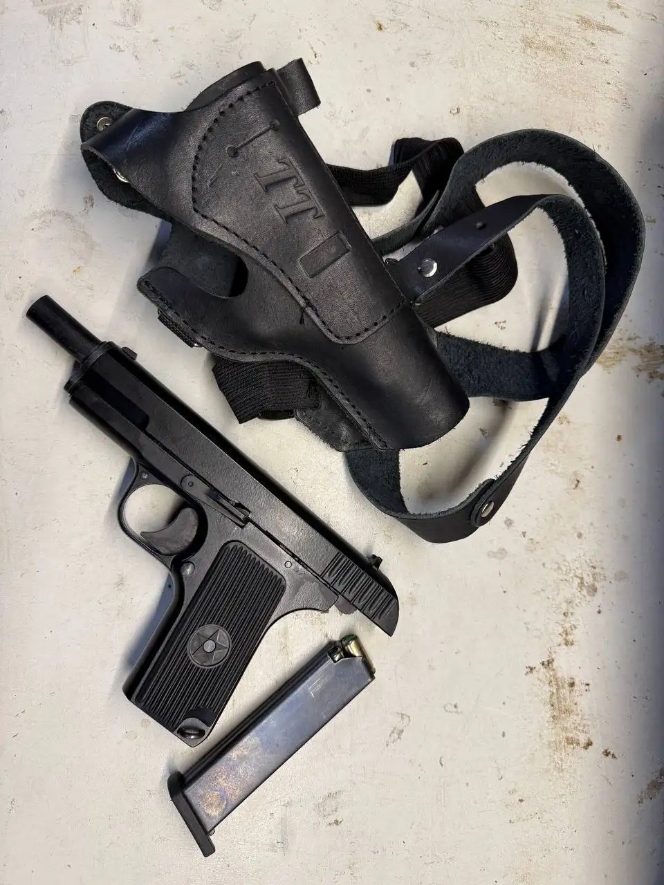 Продам свето-шумовой пистолет с комплектом - Оружие и аксессуары (Хобби и отдых) в Томск