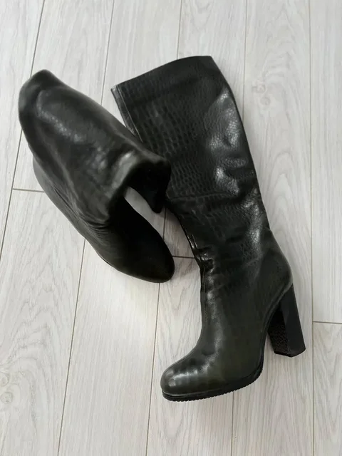 Натуральные кожаные сапоги размер 37 - Блузки в Томск