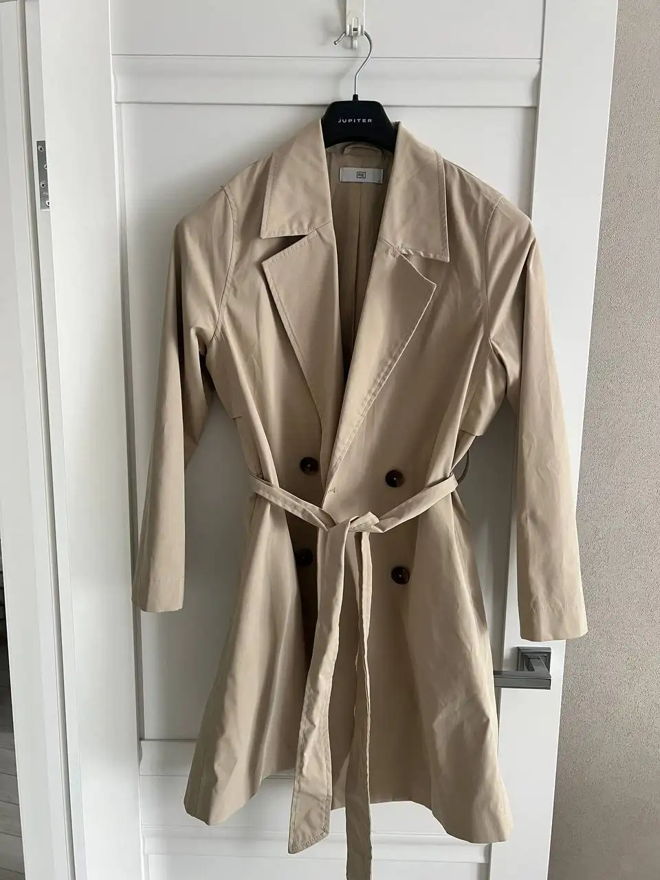 Базовый тренч reserved размер L, беж - Верхняя одежда (Одежда) в Томск