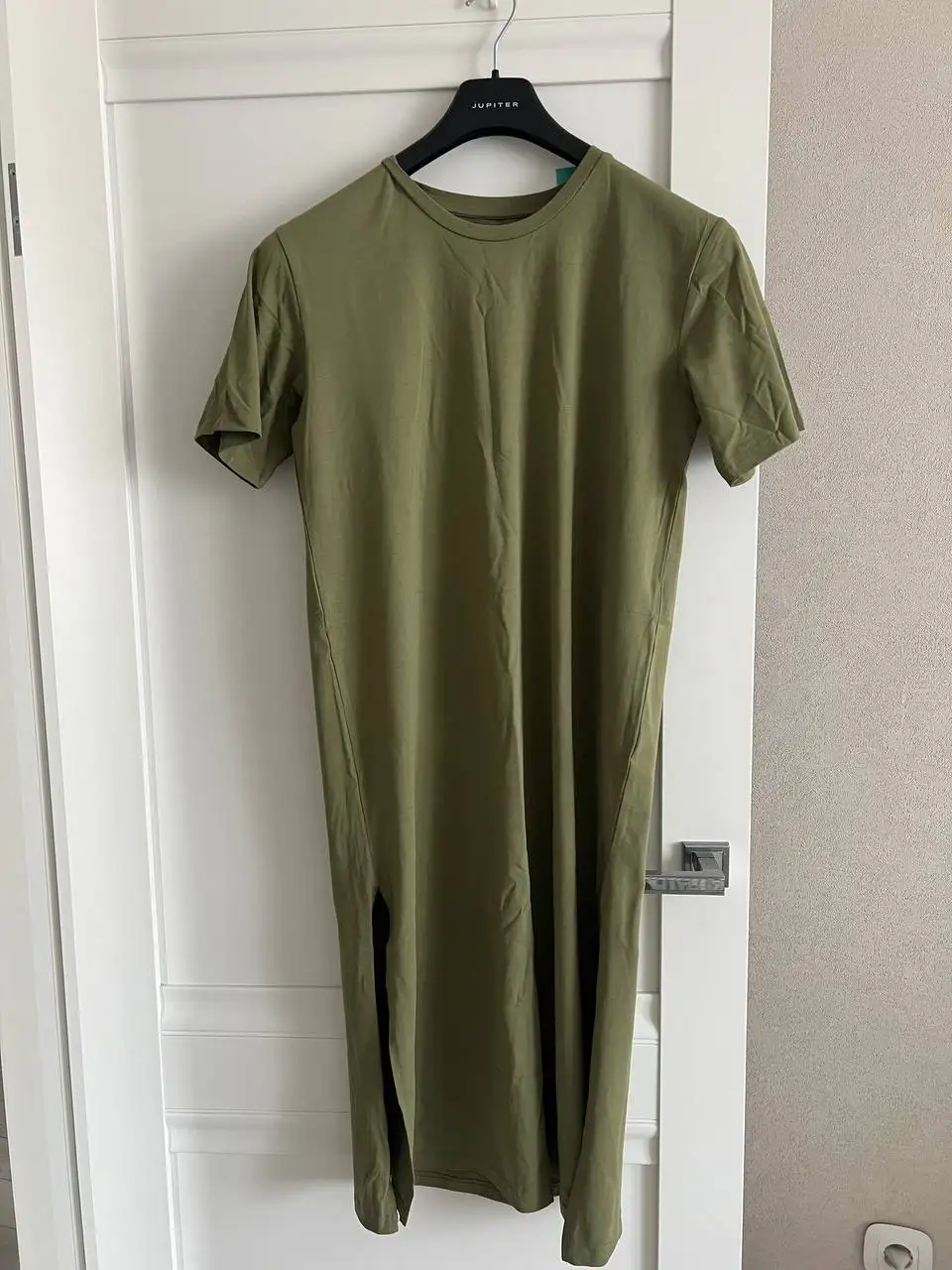 Платье-футболка с разрезом размер 48 - Женская одежда (Одежда) в Томск