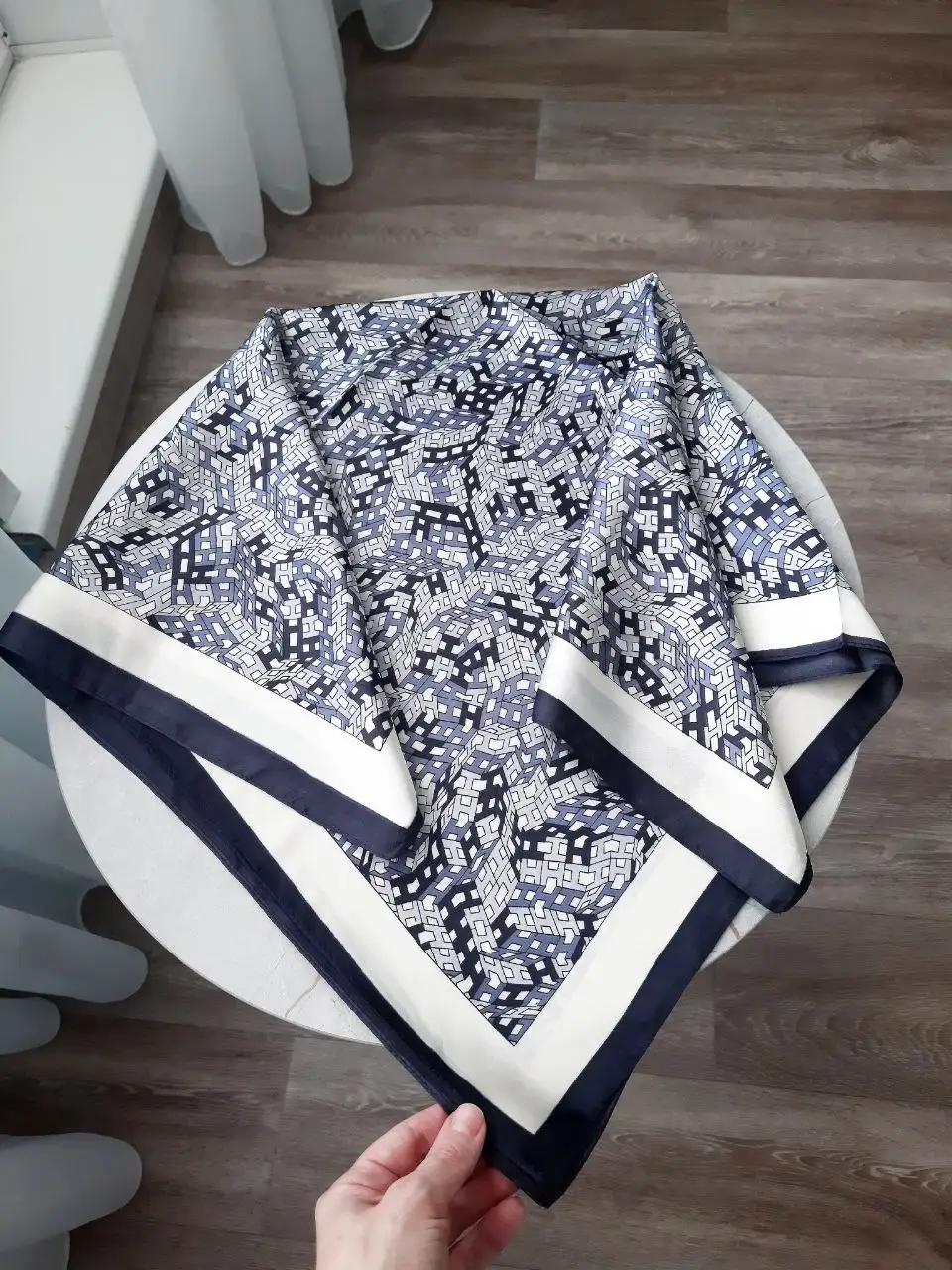 Новые шелковые платки 70х70 см - Аксессуары (Одежда) в Томск