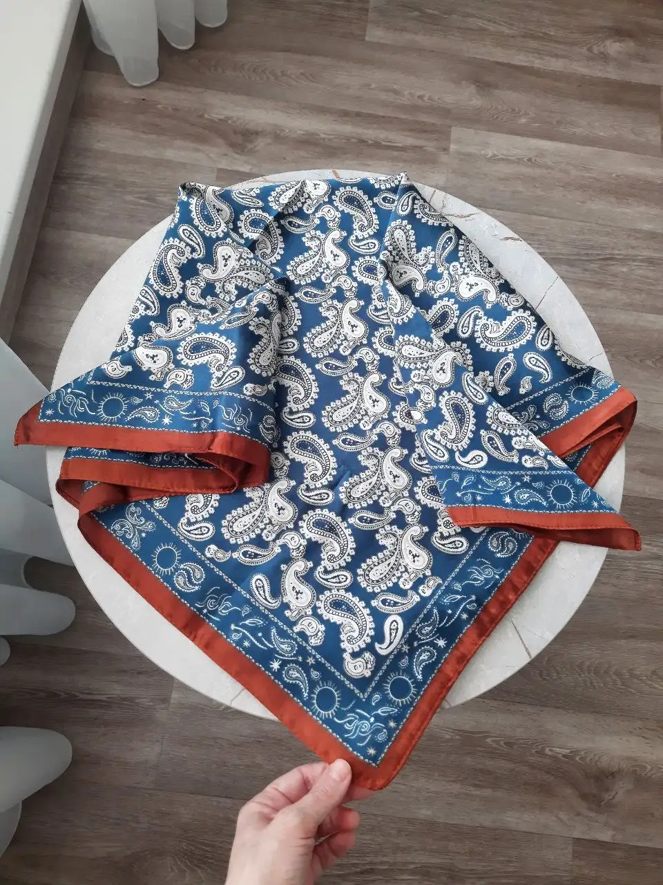 Новые шелковые платки 70х70 см - Аксессуары (Одежда) в Томск