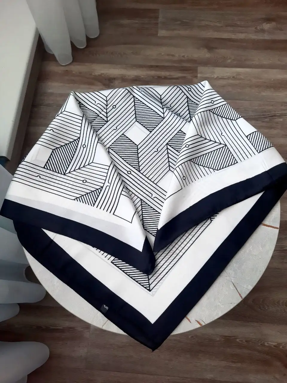 Новые шелковые платки 70х70 см - Аксессуары (Одежда) в Томск