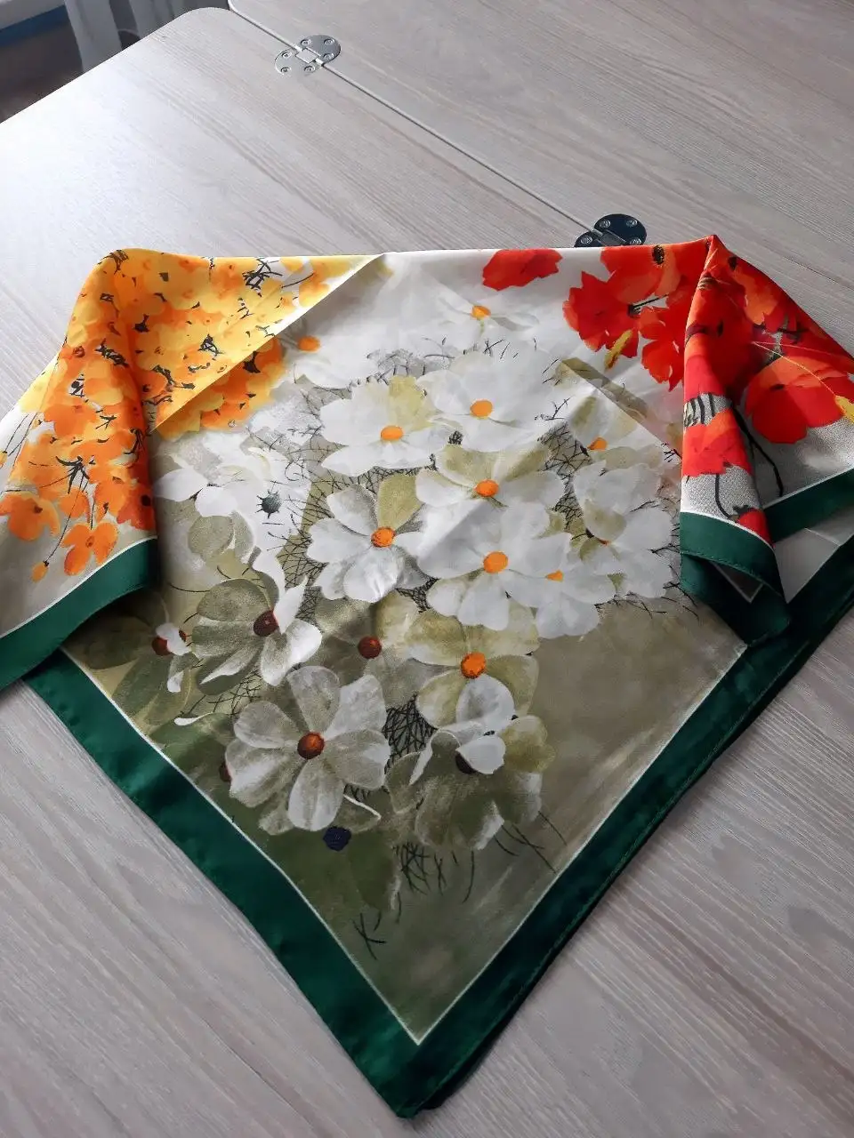 Новые шелковые платки 70х70 см - Аксессуары (Одежда) в Томск