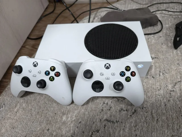 Xbox Series S с двумя джойстиками - частное объявление в Томск