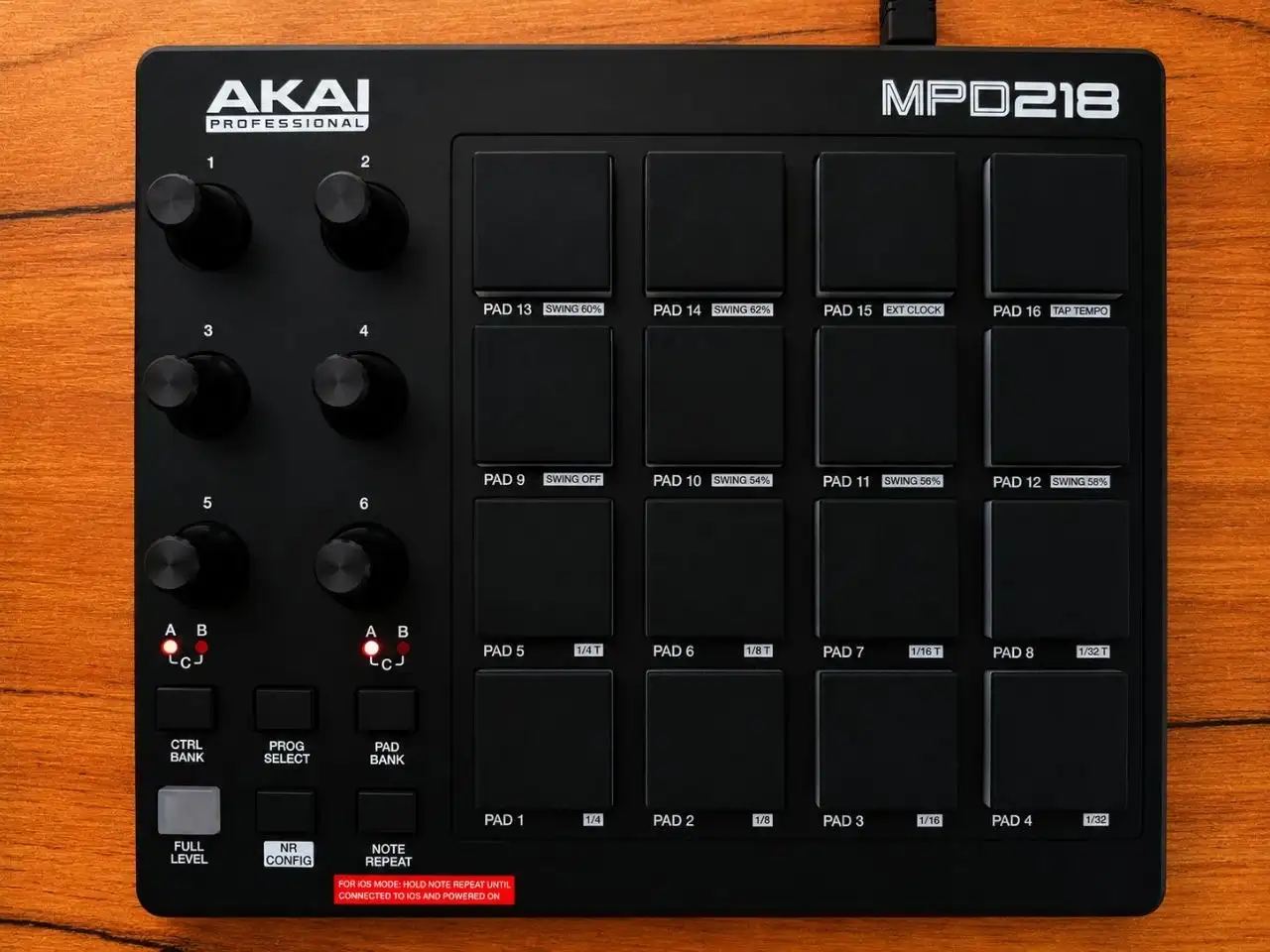 AKAI Professional MPD218 в отличном состоянии с чехлом - Музыкальные инструменты (Электроника) в Томск