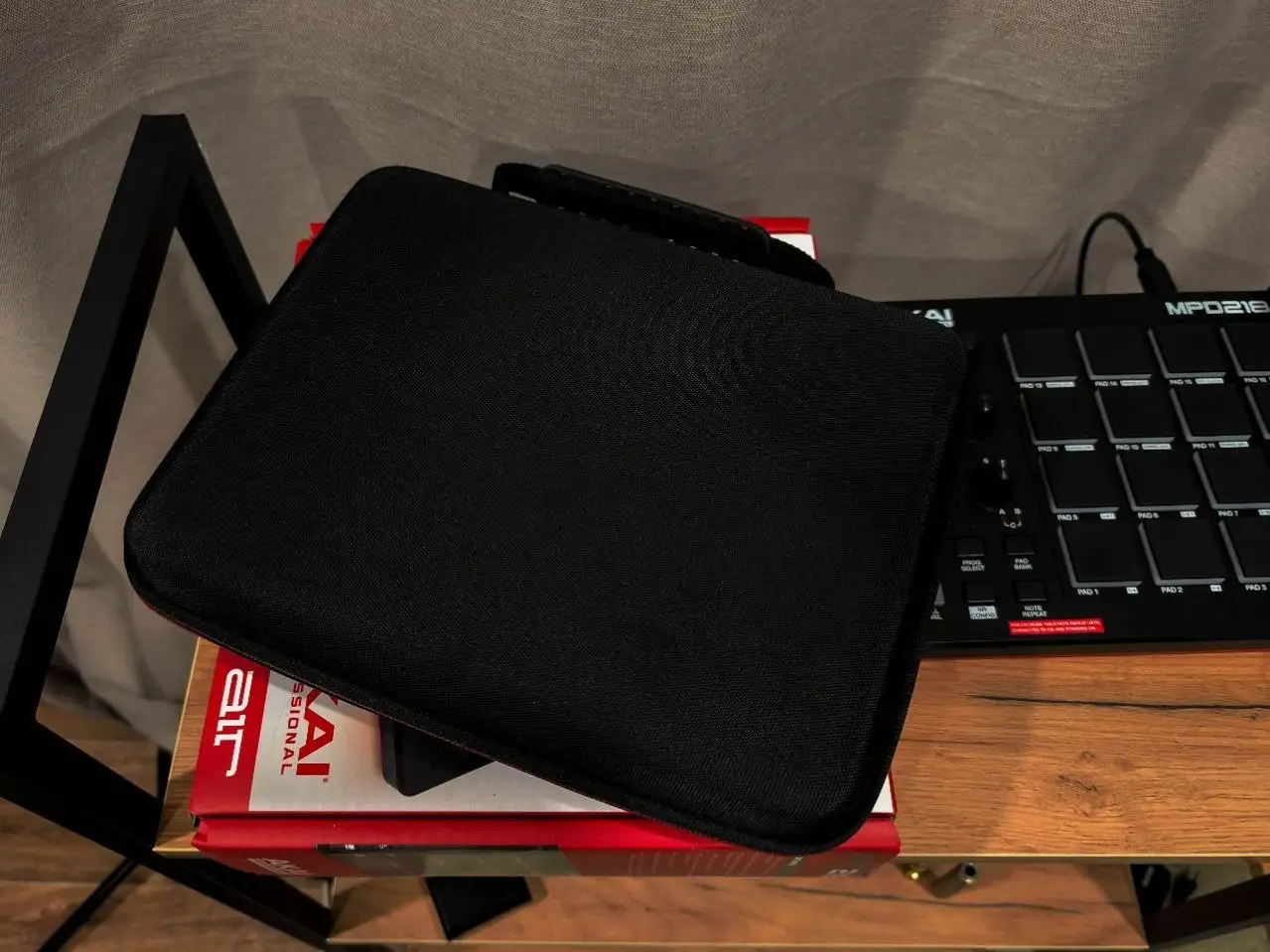AKAI Professional MPD218 в отличном состоянии с чехлом - Музыкальные инструменты (Электроника) в Томск