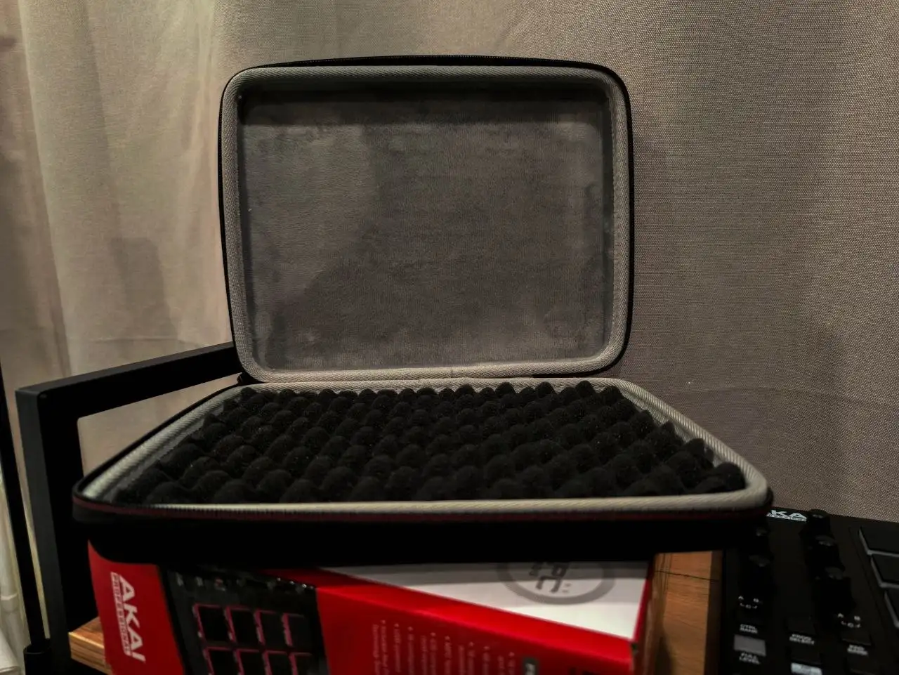 AKAI Professional MPD218 в отличном состоянии с чехлом - Музыкальные инструменты (Электроника) в Томск