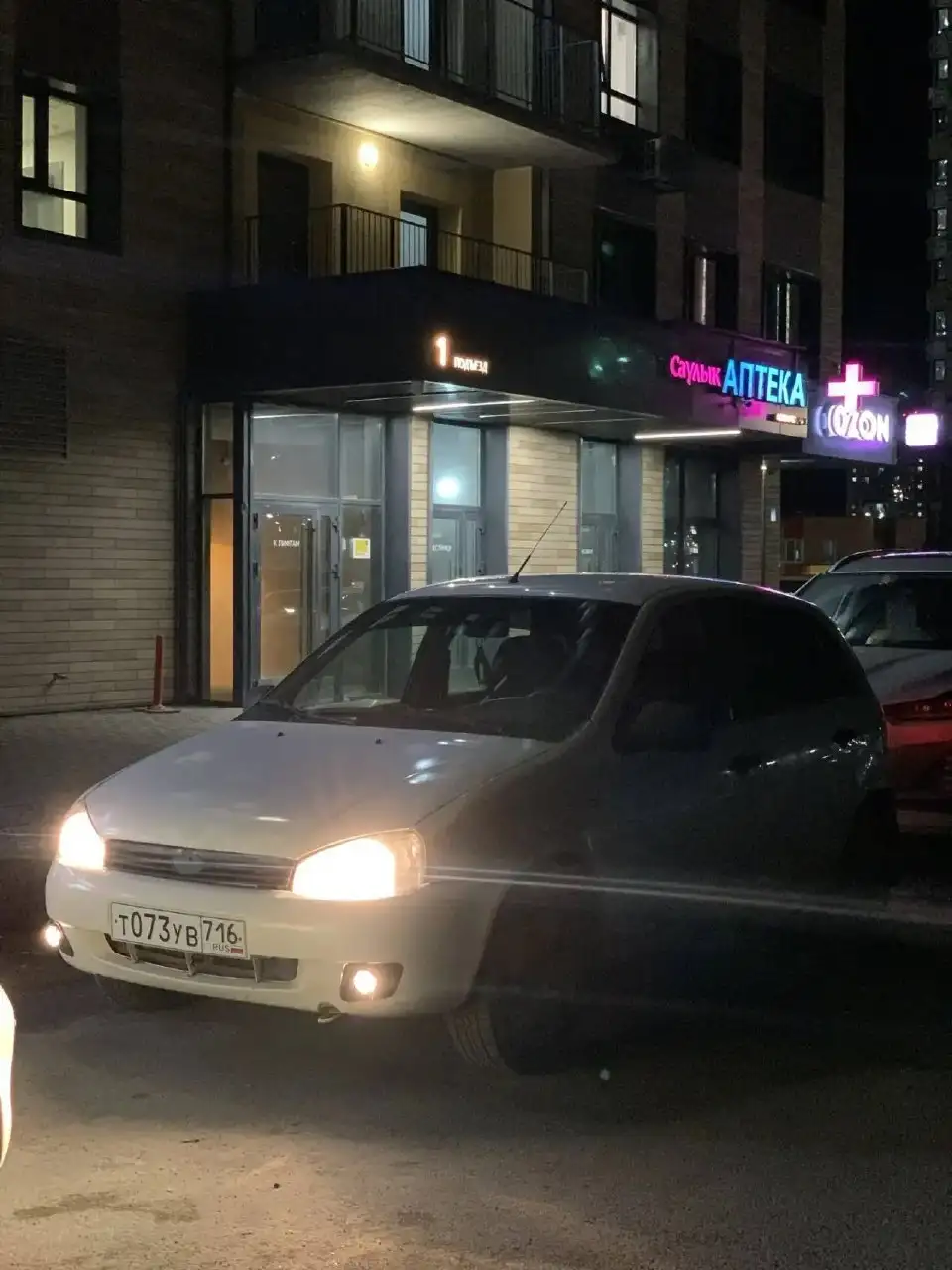 Lada Kalina хэтчбэк 1.6 МТ 2013 года - Авто в Казань