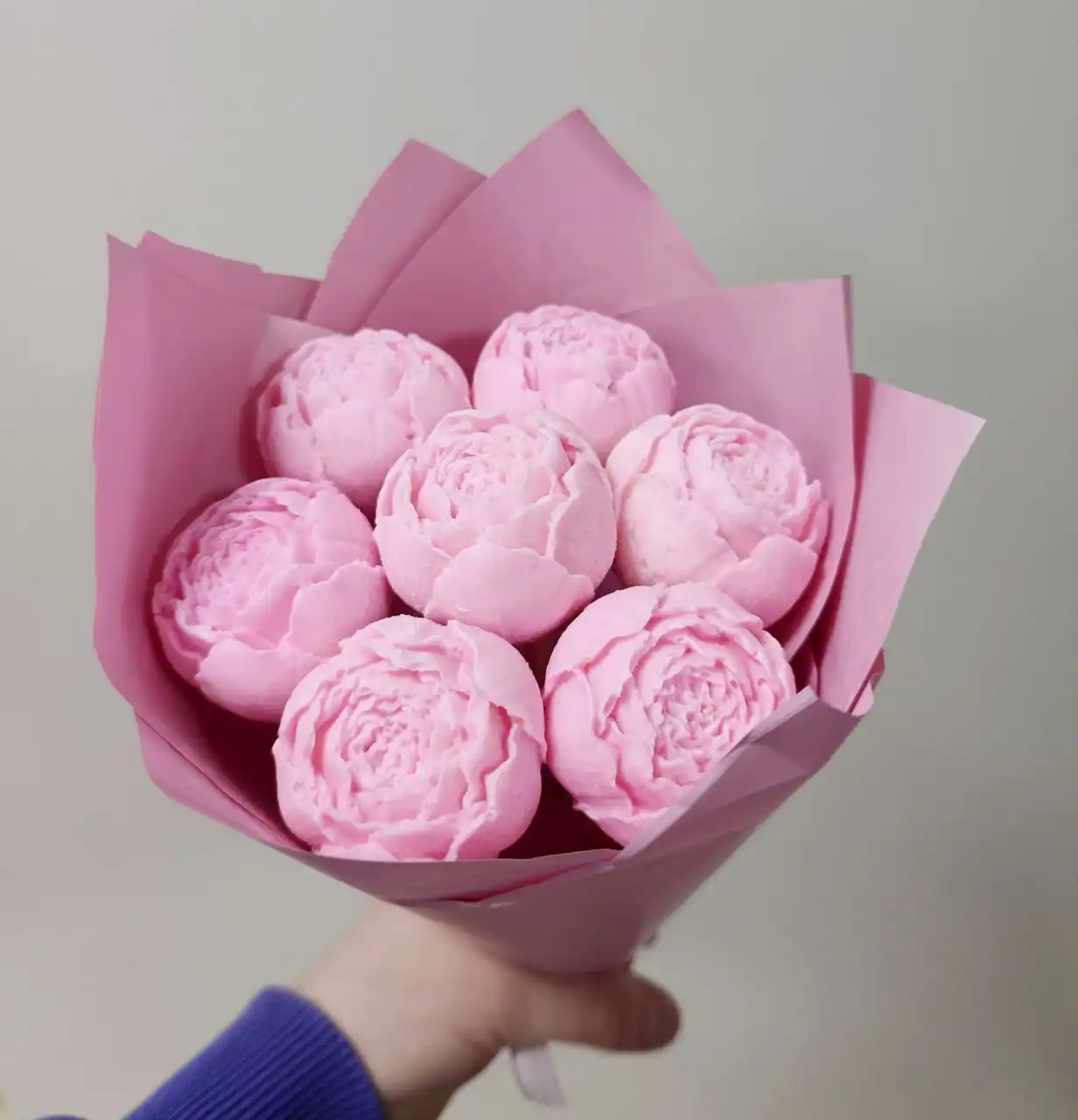 Букет из 7 пионов из молочной глазури