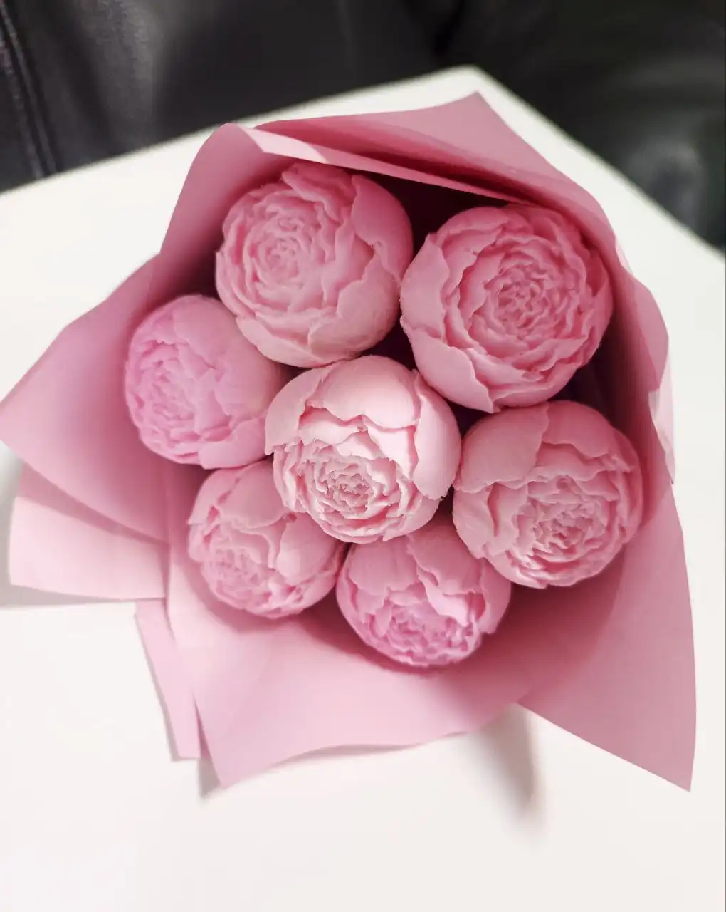 Букет из 7 пионов из молочной глазури