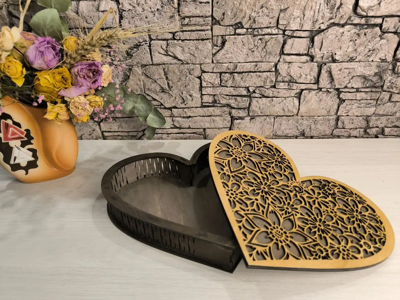 Шкатулки ручной работы и светильники