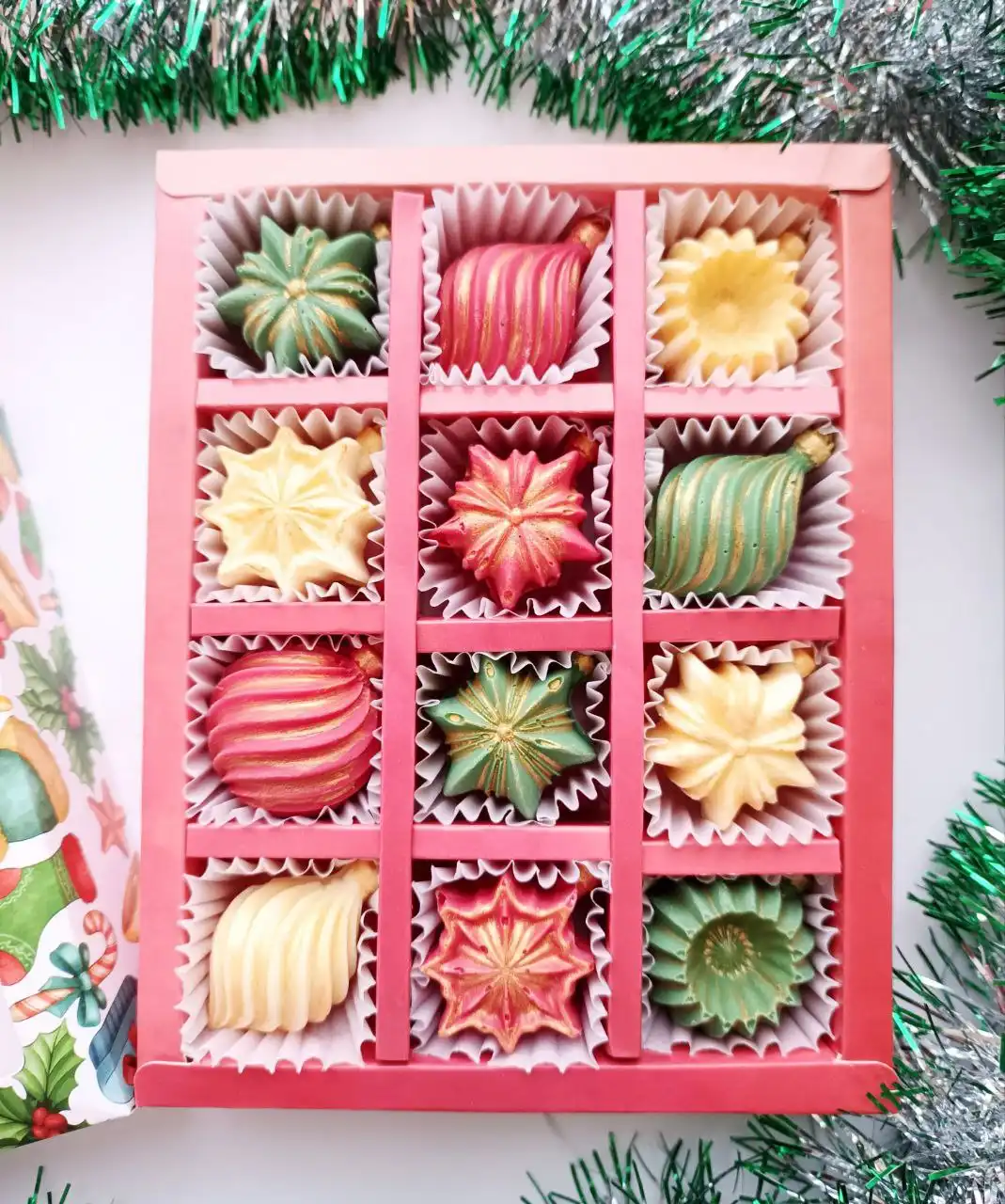 Конфеты из белого премиум-шоколада в новогоднем оформлении