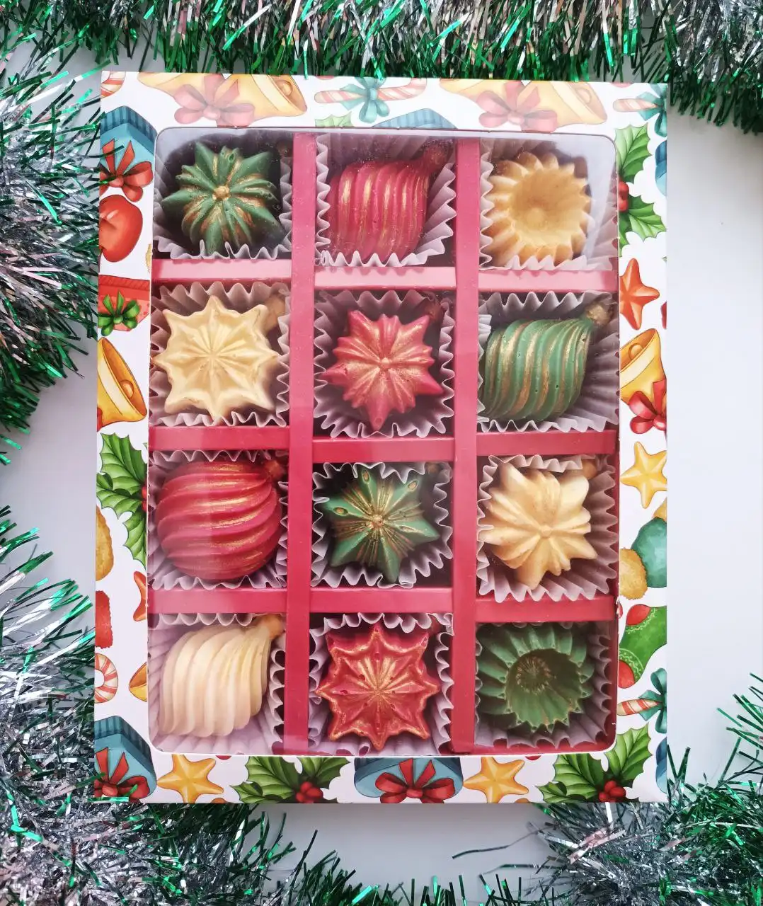 Конфеты из белого премиум-шоколада в новогоднем оформлении