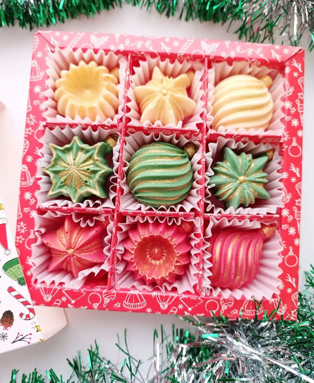 Конфеты из белого премиум-шоколада в новогоднем оформлении