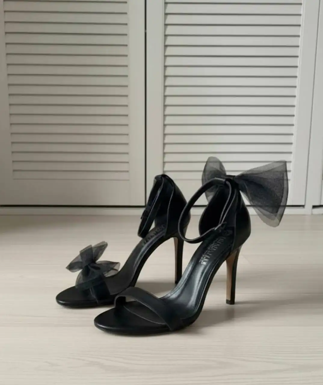 Стильные черные босоножки с съемными бантами