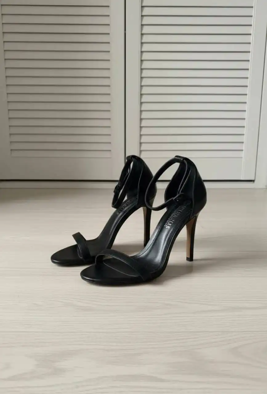 Стильные черные босоножки с съемными бантами