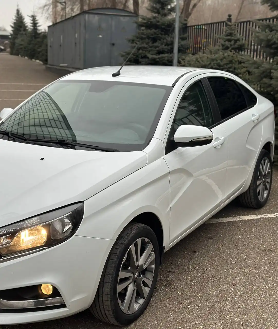 Продам Весту 2016 года