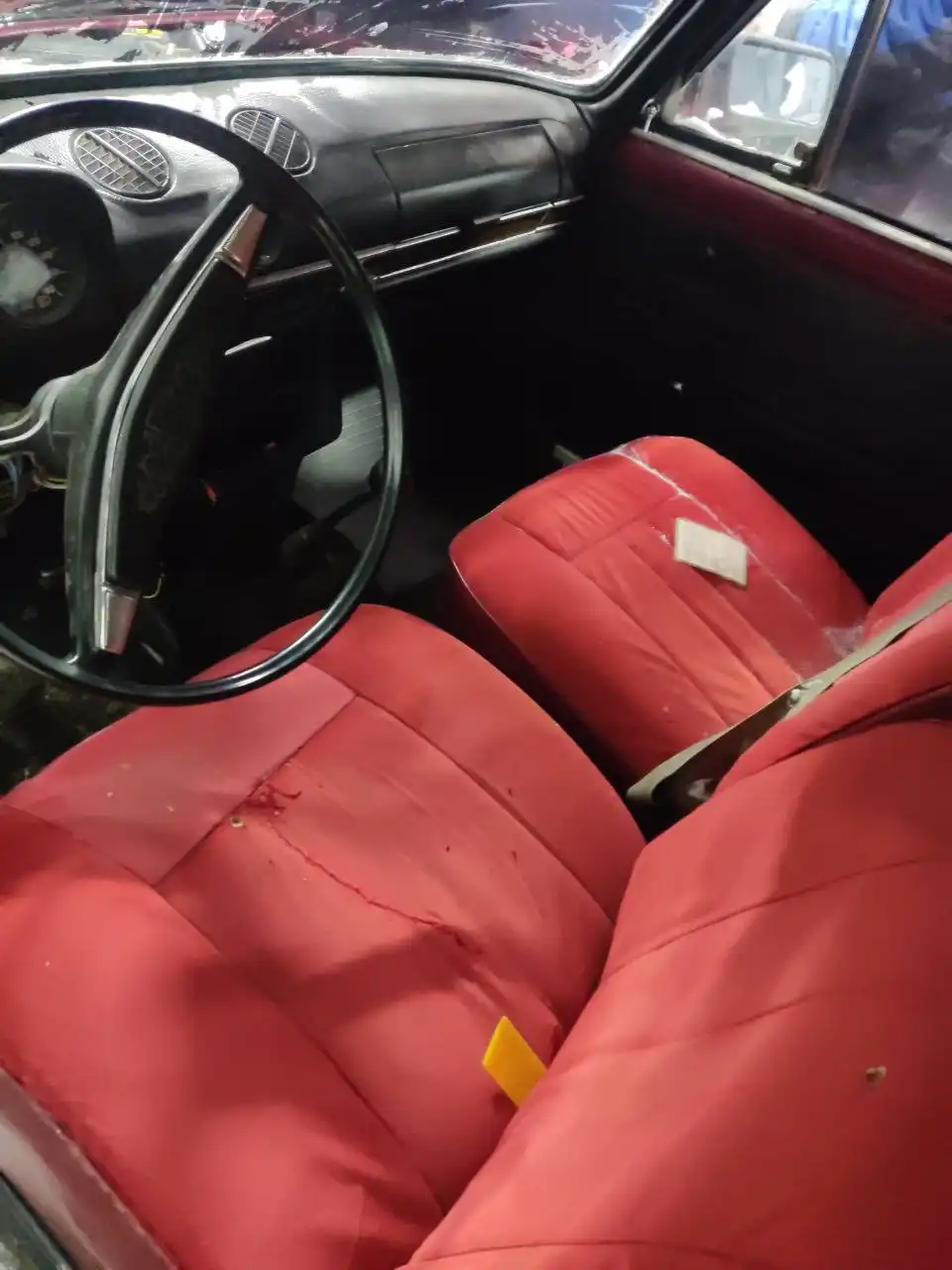 ВАЗ 2106 1983 года, красный редкий салон