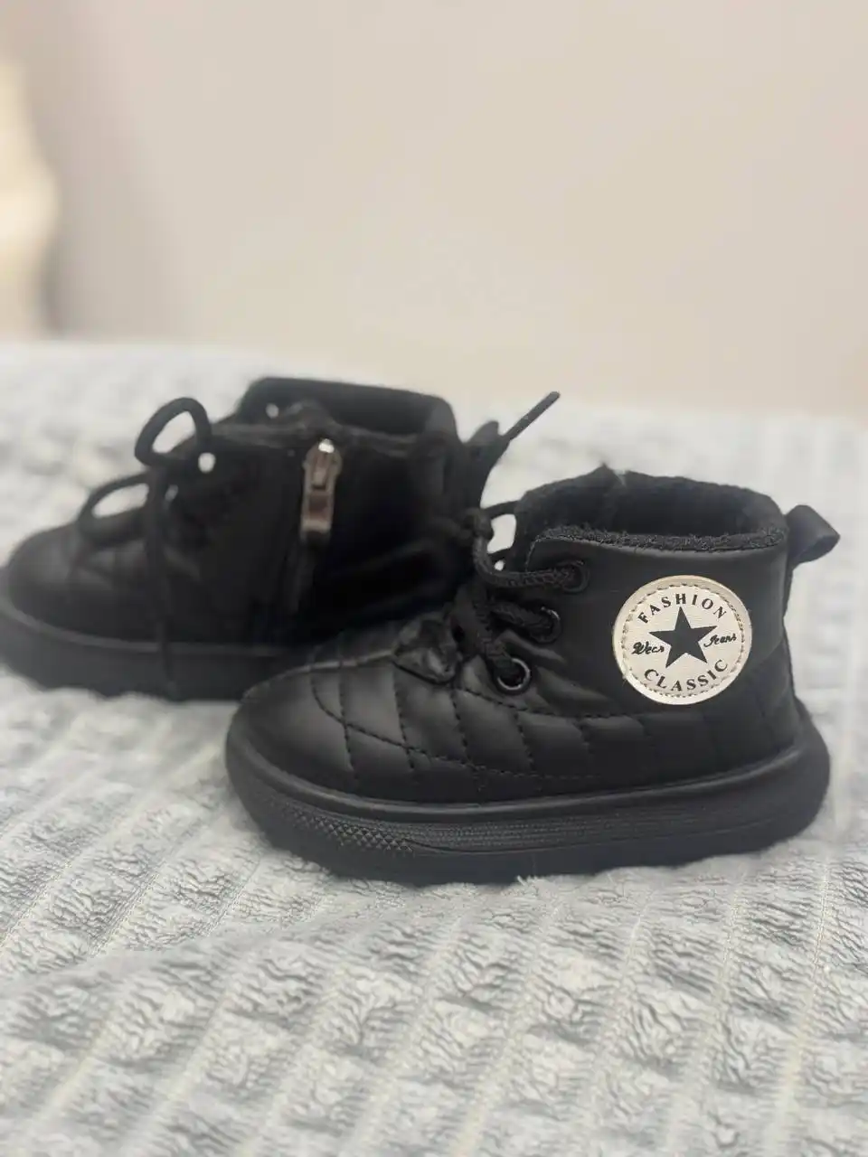 Демисезонные детские ботинки для малыша