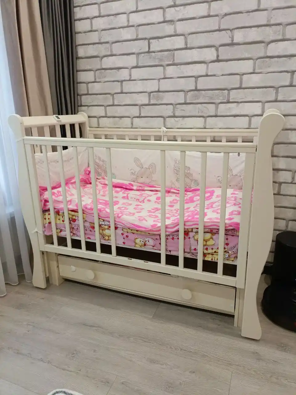 Детская кроватка-маятник с матрасом