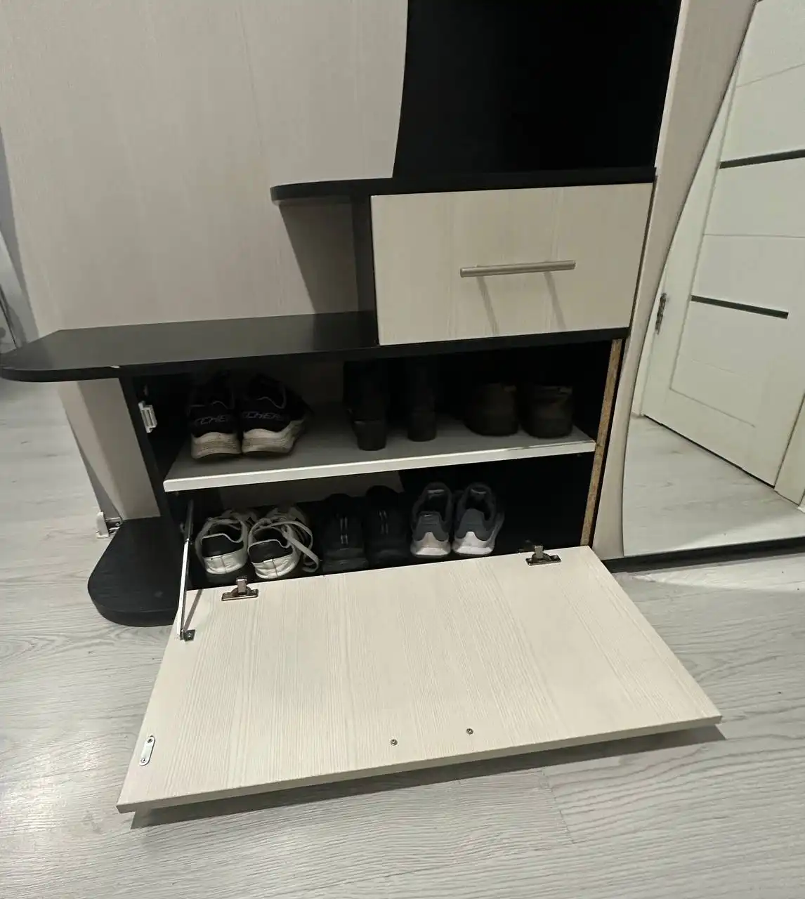 Продажа прихожей с обувницей и шкафа с зеркалом