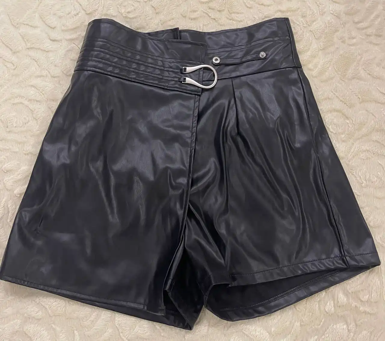 Продажа новой юбки-шорт из экокожи