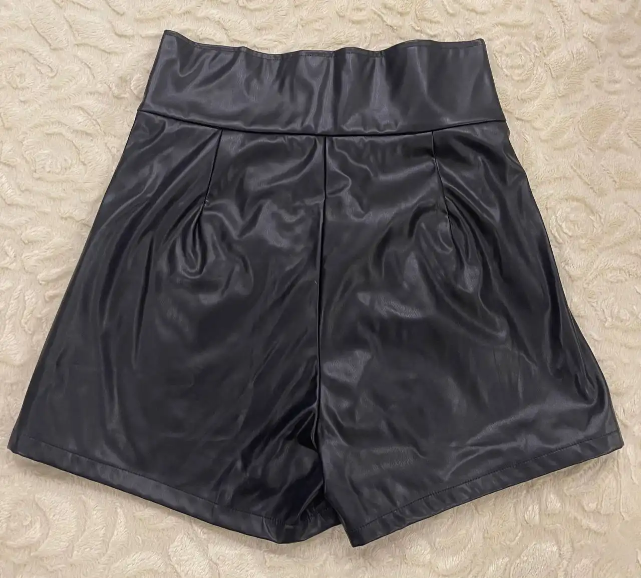 Продажа новой юбки-шорт из экокожи