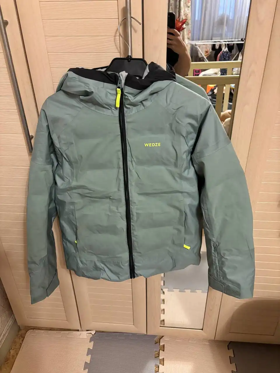 Куртка из Декатлон мятного цвета с желтой отделкой